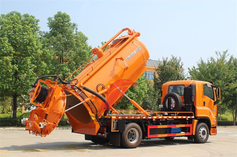 Isuzu FVR GIGA combined jetting truck Isuzu FVR GIGA combined jetting truck