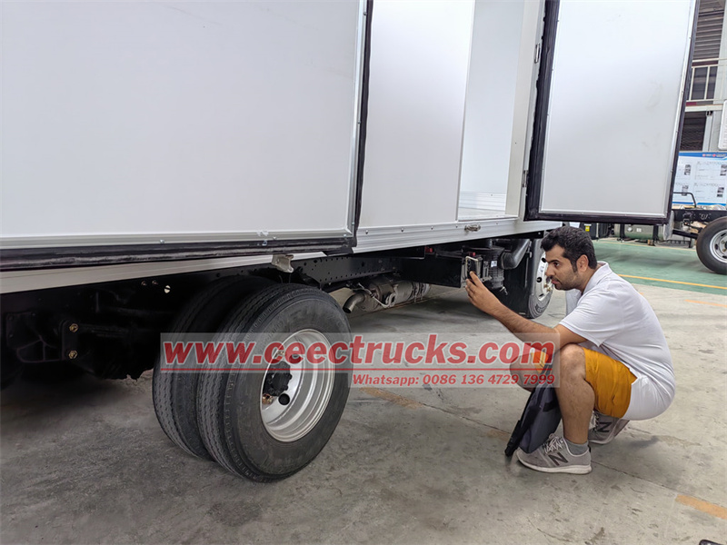 Saudi Arabia customer purchasing Isuzu GIGA freezer van truck