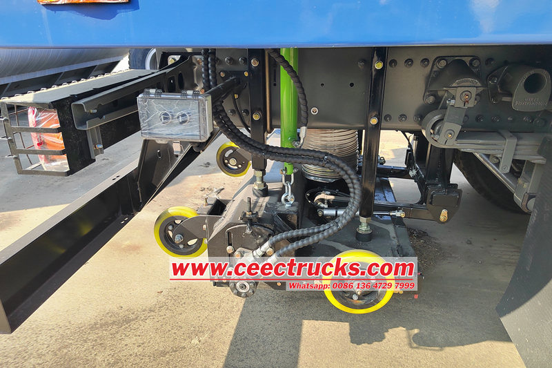 HOWO road cleaning truck