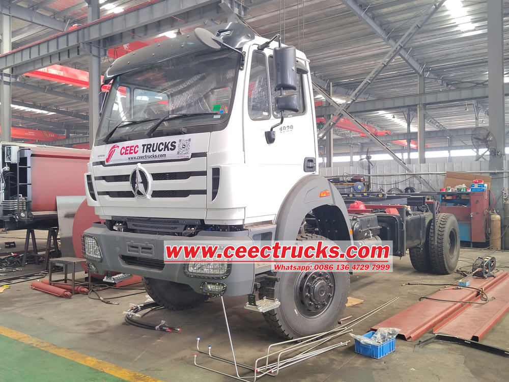 Isuzu septic suction truck