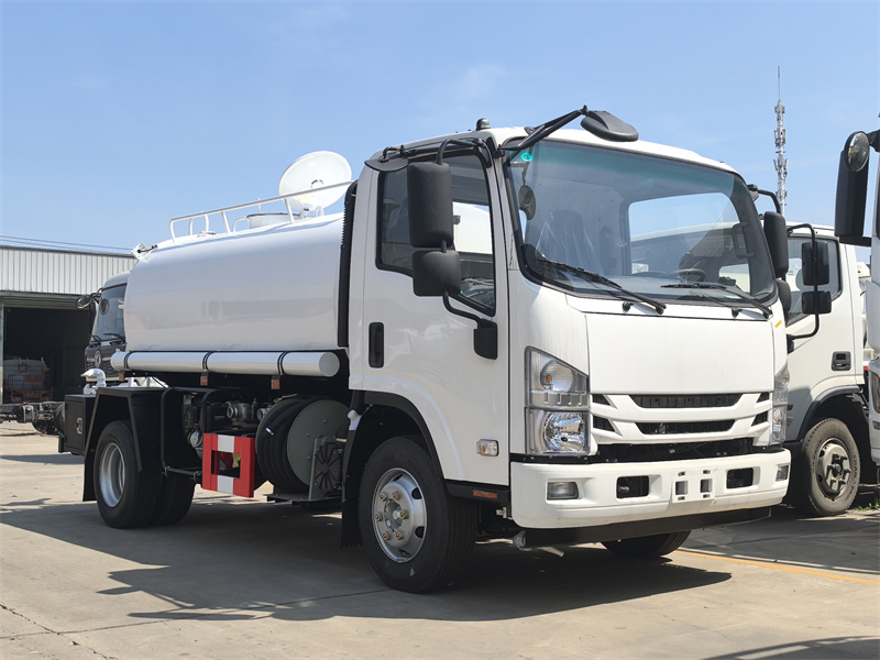 ISUZU NPR water tank truck