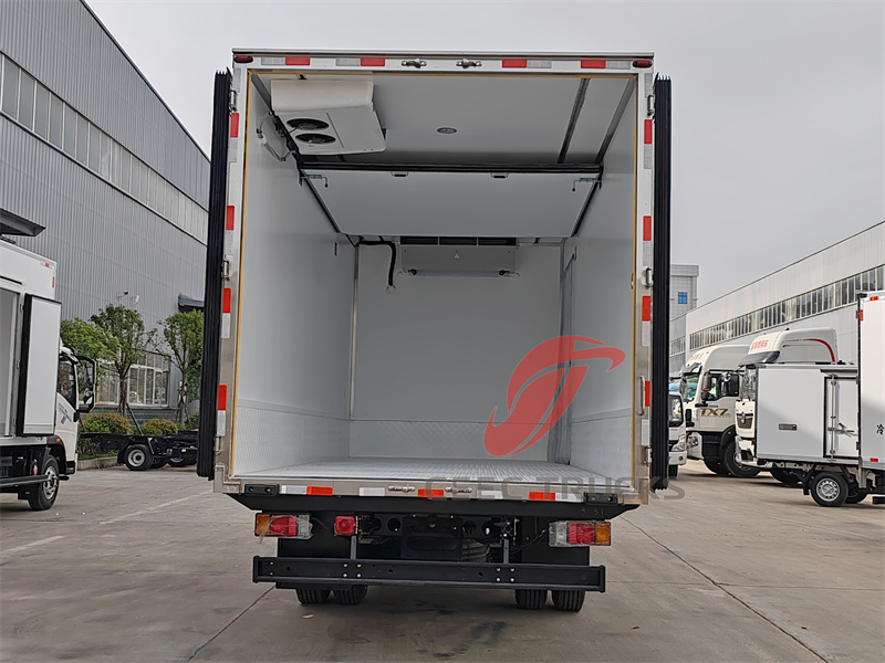 ISUZU Refrigerated Truck with Partition
