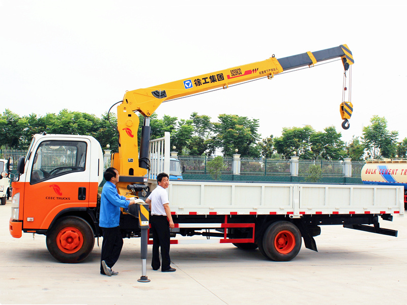 Isuzu NPR cargo truck with 3tons crane