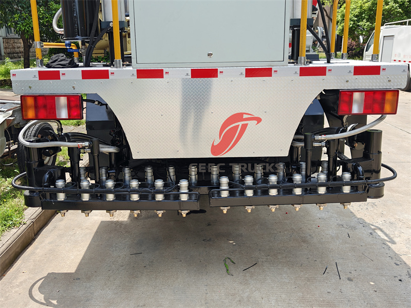 Howo asphalt distributor truck