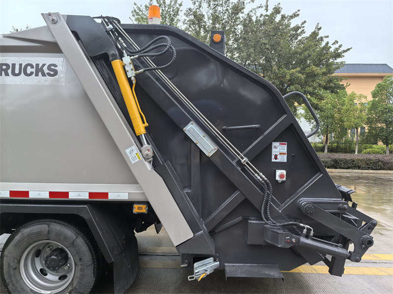 FOTON compactor truck with rear hopper