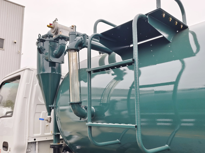 ISUZU 5000 liters mini vacuum truck