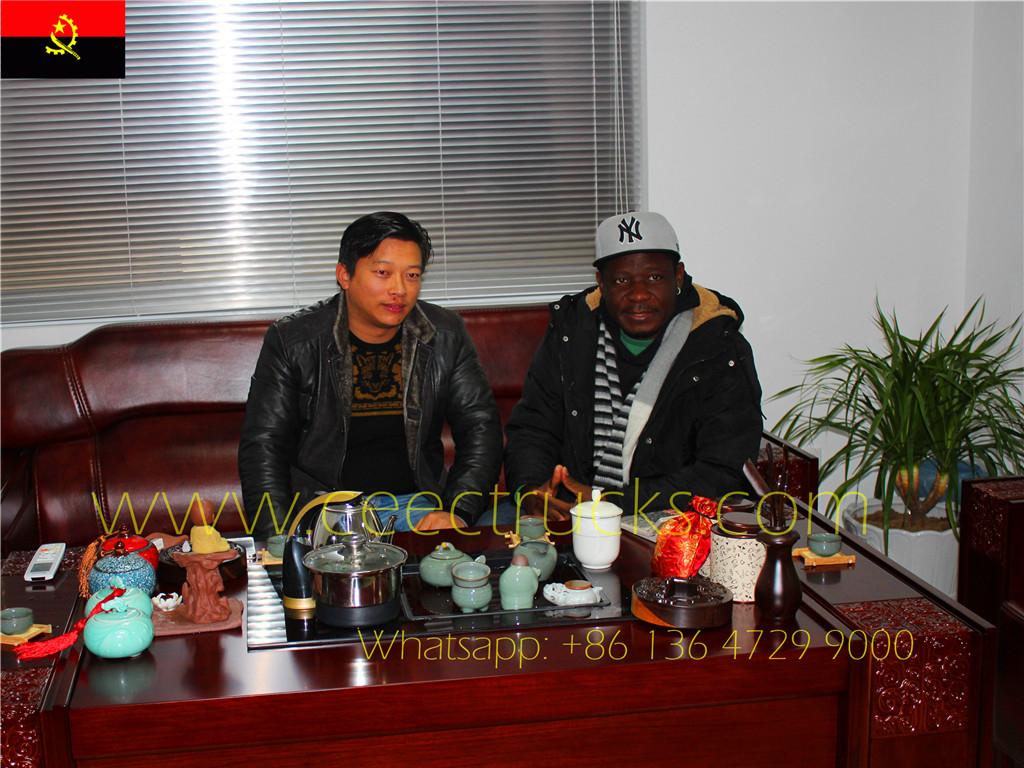 앙골라 고객이 당사 공장을 방문하여 물탱크 트럭 검사