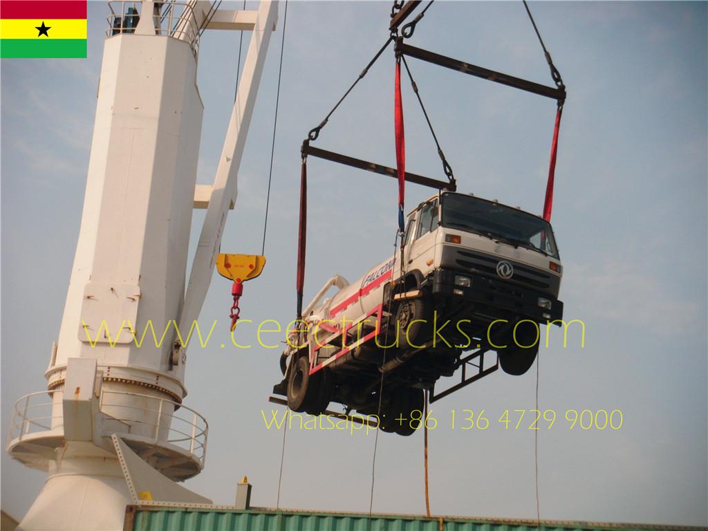 가나 고객이 Dongfeng 8 CBM 정화조 비우기 2대를 구매했습니다.